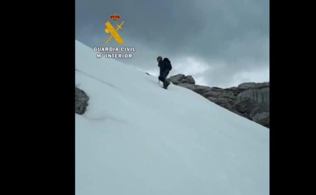 El viento y la nieve complican la búsqueda del corredor de montaña desaparecido el sábado en Picos de Europa