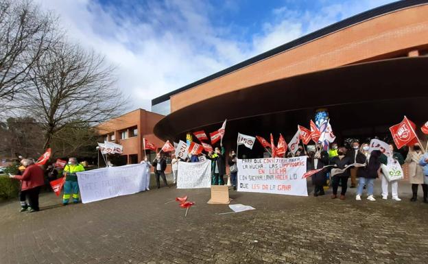 Tercer día de protesta de la plantilla del servicio de limpieza de Sierrallana