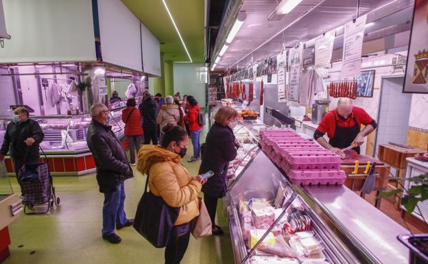 Sólo dos de los seis locales vacíos de la Plaza de Abastos de Torrelavega logran adjudicatario