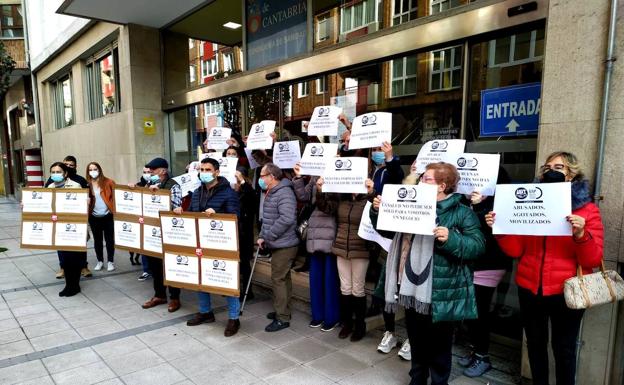 La plantilla en huelga del servicio de diálisis se concentra ante Sanidad y exige su mediación