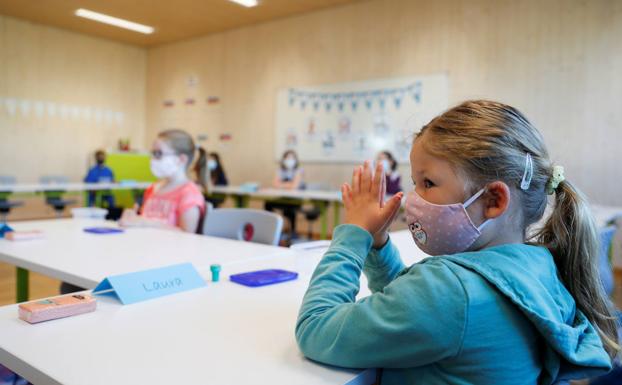 Los pediatras de Cantabria están a favor de retirar la mascarilla en las aulas pero no antes de abril