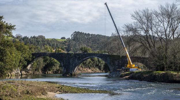 El puente viejo de Oruña corre riesgo de colapso pero «afortunadamente, hemos llegado a tiempo»