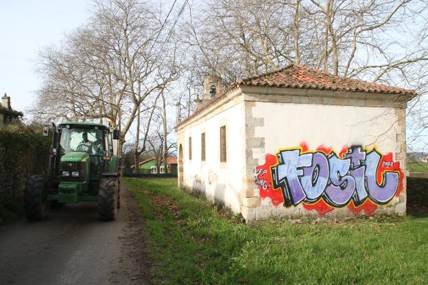 La ermita de San Pedro de Cubas aparece con una enorme pintada