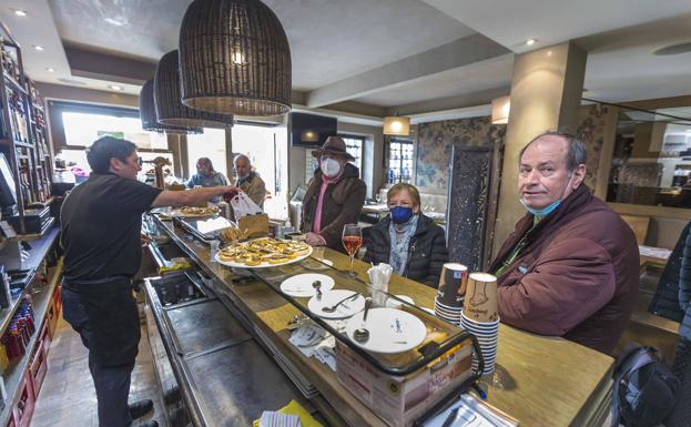 «Somos muy de barra. Disfruto más aquí que tomando algo en la terraza»