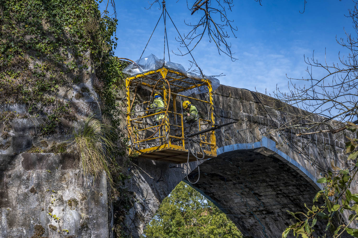 Las obras del Puente Viejo de Oruña, en imágenes