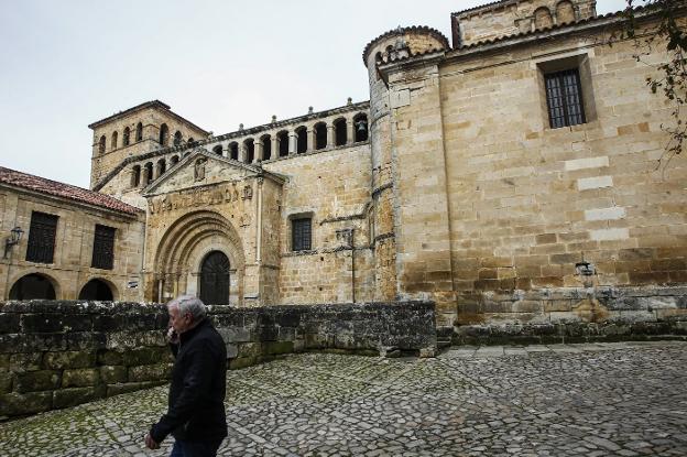 La empresa que instaló el alumbrado navideño de Santillana repara los daños