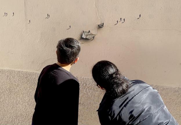 'Todo es relativo', nuevo mural del artista cántabro Pejac, un guiño a los vecinos de Carabanchel