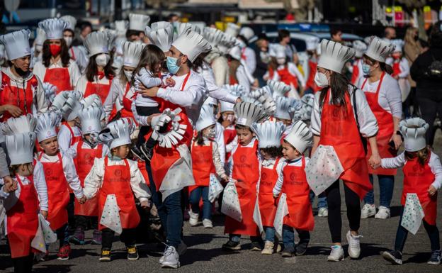Más de un millar de niños desfilaron este viernes en el Carnaval escolar de Laredo