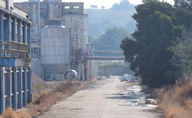 La justicia da la razón a los extrabajadores de Sniace, que recibirán más dinero de indemnización por su despido