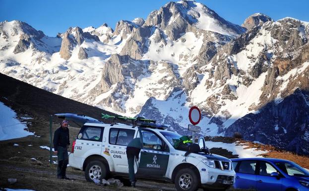 Un resbalón en un nevero provocó la muerte del montañero asturiano desaparecido en Picos de Europa
