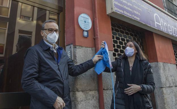 Mario Camus ya tiene su placa como Ilustre de Santander en la calle Cisneros