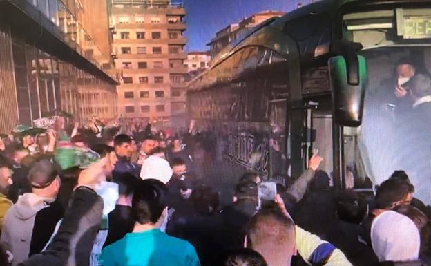 Multitudinario recibimiento al Racing en Salamanca