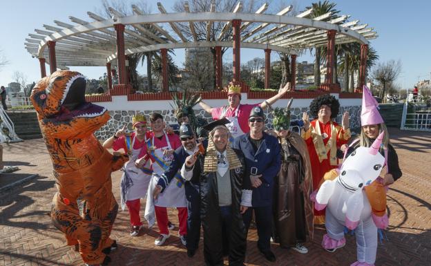 Las peñas desempolvan el traje de Carnaval