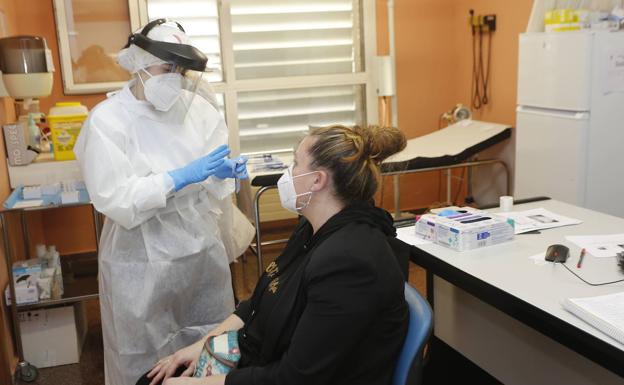 Fuerte caída de los contagios y hospitalizados en Cantabria, que suma dos muertes por covid