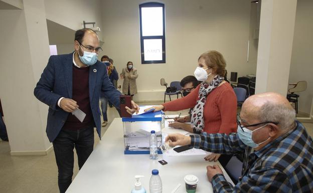 Urraca es el nuevo secretario general del PSOE tras imponerse a Oyarbide y Pelayo