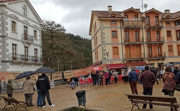 Los vecinos de Guriezo vuelven a pedir a la alcaldesa que se vaya