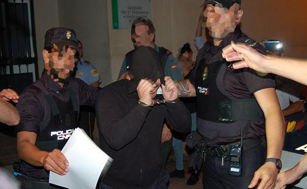 Piden 30 años para dos policías locales por violar a una joven en Málaga