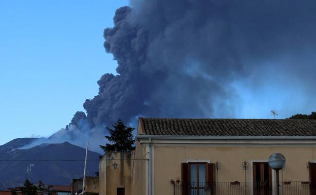 El volcán Etna entra de nuevo en erupción expulsando cenizas y lava