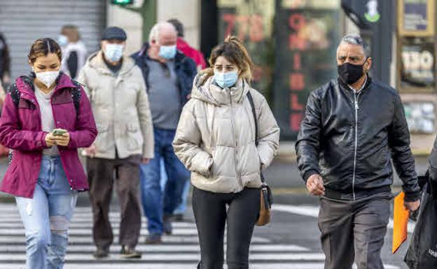 La incidencia covid en Cantabria baja de los mil casos por primera vez en dos meses