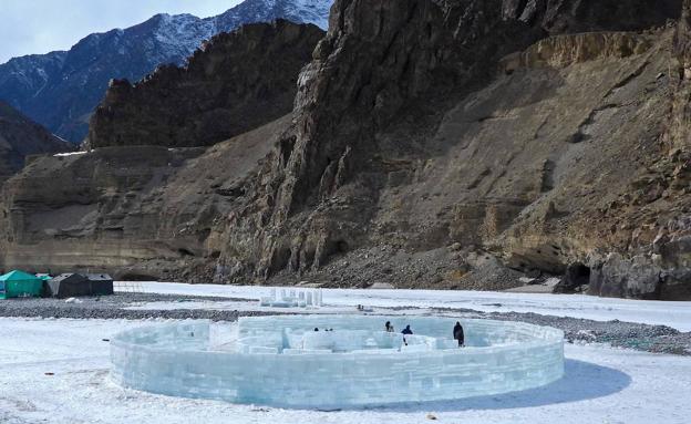 Un grupo de artistas construye un 'minicoliseo' con bloques de hielo en el Himalaya indio