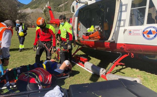 Trasladado en helicóptero un vecino de Puentenansa con un profundo corte en una pierna