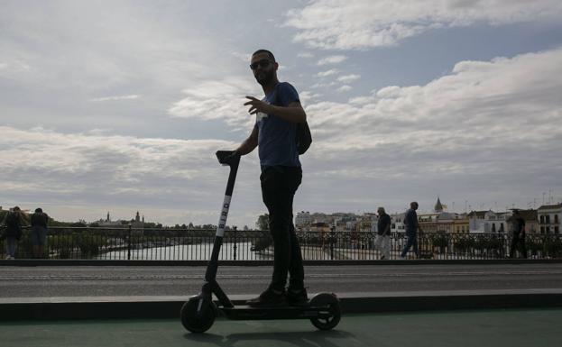 La grúa retira un patinete eléctrico en Santander tras dar su conductor positivo en cannabis