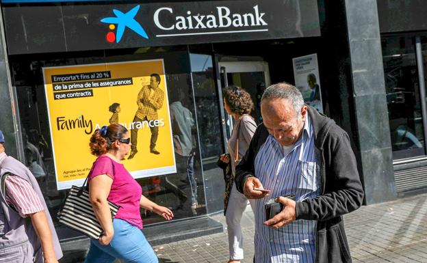 CaixaBank suprime las restricciones horarias en su servicio de caja