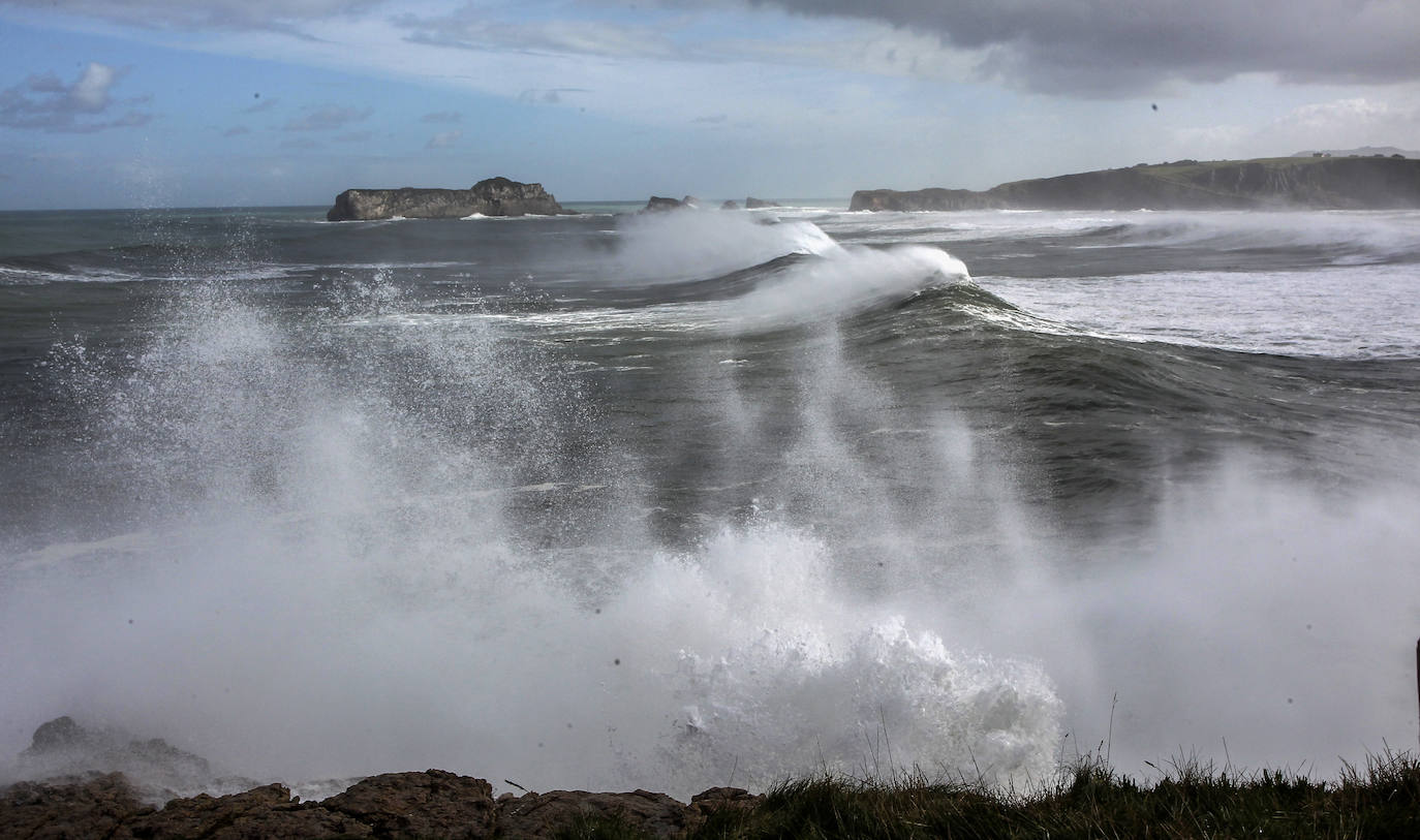 El mar rompe con furia contra la costa