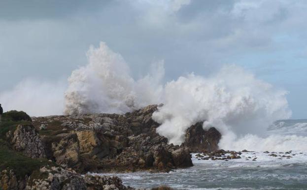 El mar rompe con furia contra la costa, con olas de hasta seis metros