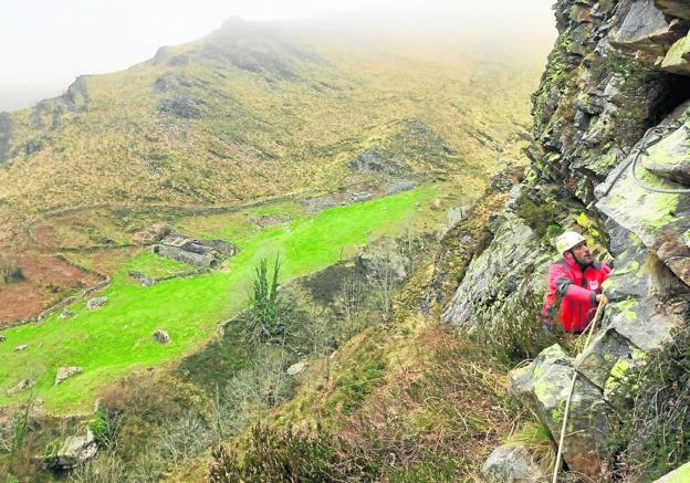 Vega de Pas concluye la instalación de la primera vía ferrata en la zona de Aguasal