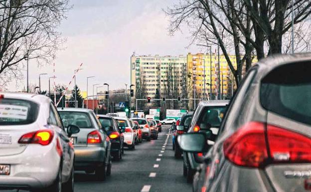 La normativa que impedirá que circules con tu coche por la ciudad si tiene más de 15 años