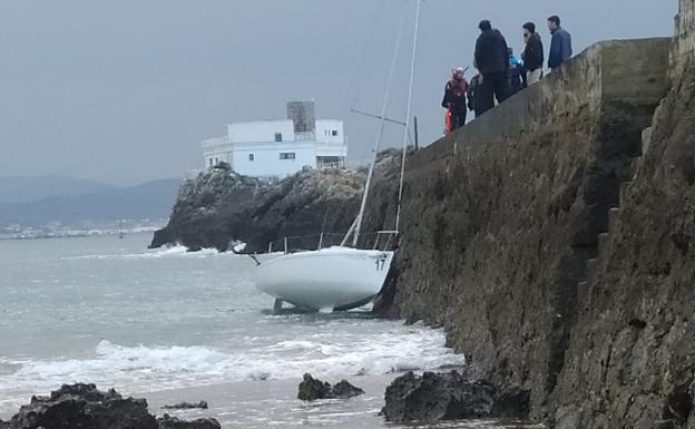 Los bomberos rescatan a tres adultos y una niña de un velero encallado en la playa de Bikini