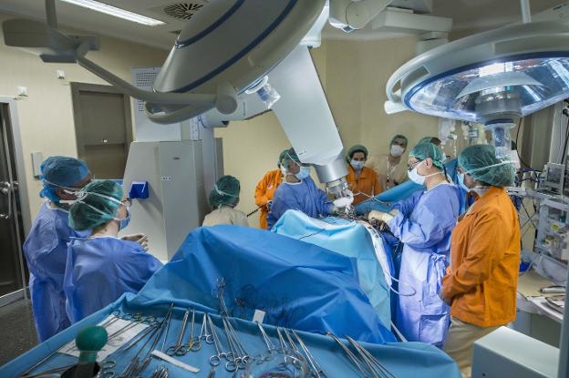 La caída de la sexta ola permite a Valdecilla recuperar toda la programación de cirugías