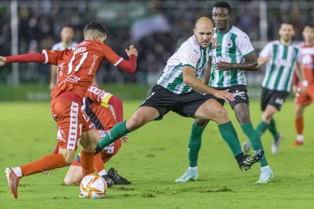 La defensa del Racing, pendiente de Unai Medina y Pablo Bobadilla