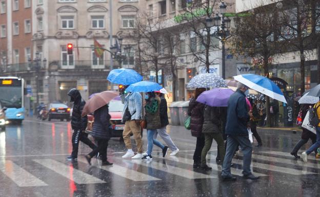 Día de crudo invierno en Cantabria, con alertas por nieve, lluvia y mala mar