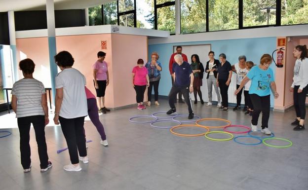 Los Corrales invita a los mayores a salir y relacionarse en talleres de memoria y salud