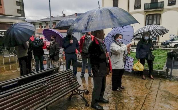 Decenas de vecinos de Guriezo vuelven a pedir a su alcaldesa que se vaya a casa