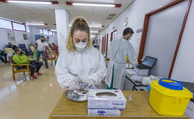 La incidencia covid baja de 500 casos en Cantabria por primera vez en casi tres meses