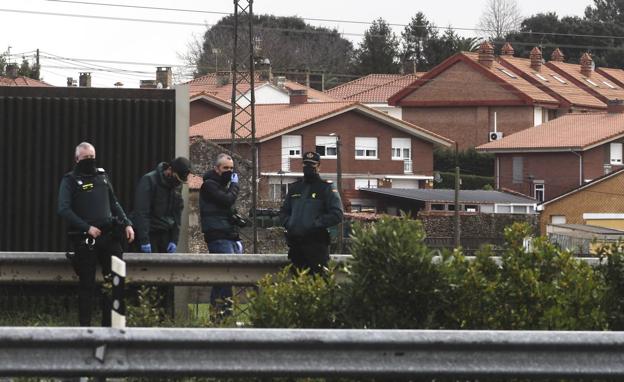 Muere un anciano al caer a la S-30 desde una pasarela peatonal en Igollo