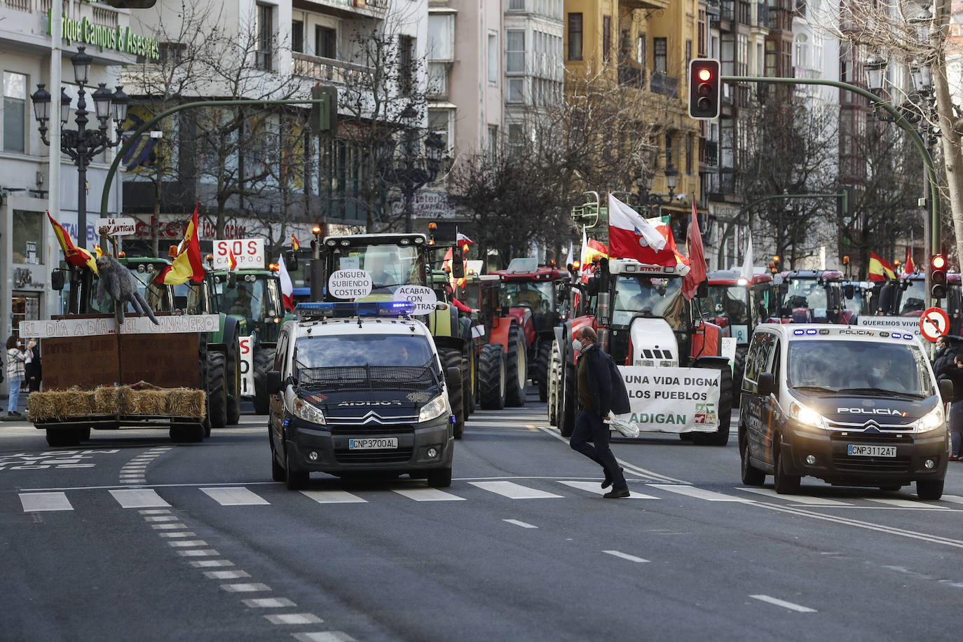 Los ganaderos de Cantabria llevan su protesta hasta las calles de Santander