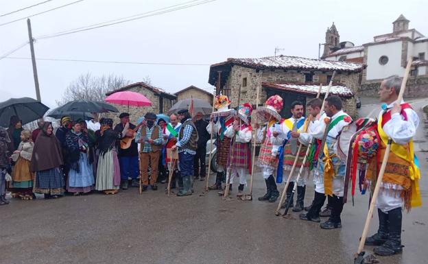 Los zamarrones de Polaciones desafiaron a la nieve