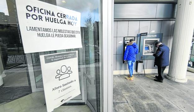 Casi 60 empleados de Unicaja en Cantabria ven denegada su petición de salida