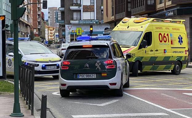 Herido grave un repartidor que chocó contra un coche de la Guardia Civil en Torrelavega