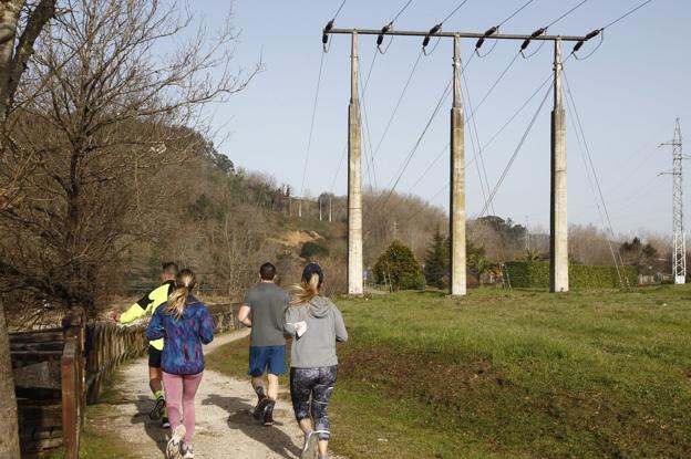 Una línea de alta tensión obliga a desplazar hacia el río el primer área de autocaravanas