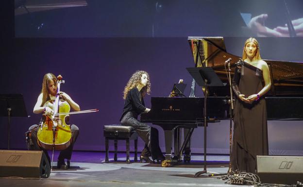 Música y danza en la gala del Día de la Mujer en el Palacio de Festivales