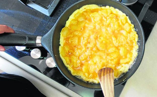 Hoy aprendemos a hacer una tortilla de patatas rellena de pimientos de Isla confitados