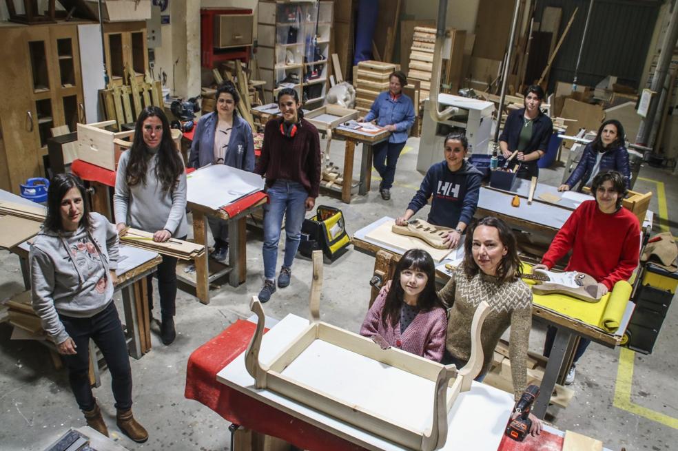 Mujeres con madera para romper moldes en Medio Cudeyo