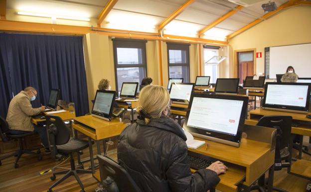 Brecha digital y salud, ejes de los cursos municipales de Camargo