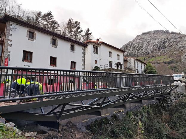 La estructura de la pasarela de Mirones ya está instalada