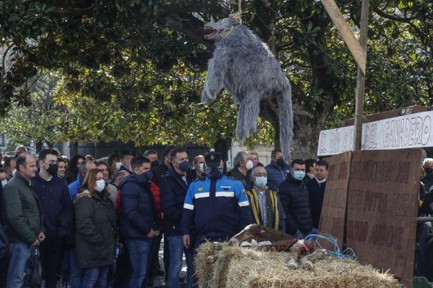 El Gobierno muestra a cincuenta alcaldes el camino que recorrerá su Plan del Lobo